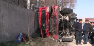 В Шымкенте на скорости перевернулся автомобиль-бетономешалка (видео) В Шымкенте на скорости перевернулся автомобиль-бетономешалка