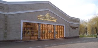 В музее изобразительного искусства проходит первая в новом здании выставка картин В музее изобразительного искусства проходит первая, в новом здании, выставка картин, фотографий и габиленов