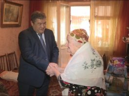 С наступающим Международным женским днем тружениц тыла поздравил аким Абайского района
