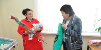 В преддверии празднования Наурыза роженицы ОПЦ № 4 принимают подарки В преддверии празднования Наурыза, роженицы ОПЦ №4 принимают подарки