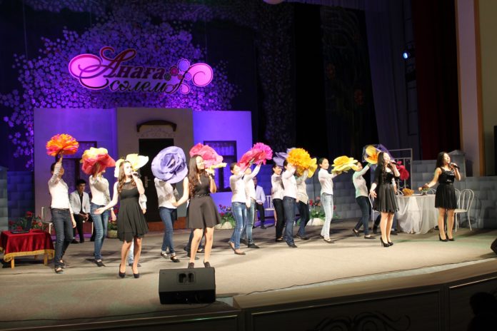 Поздравление для своих любимых подготовили ученики Назарбаев Интеллектуальной школы