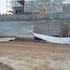 Двор превратился в мусорку благодаря стройке Двор превратился в мусорку благодаря стройке