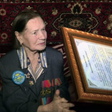 На войне оказывала первую помощь раненым, а после стала кардиохирургом Руководство департамента по делам обороны ЮКО поздравляет старшего лейтенанта запаса медицинской службы Антонину Андреевну Соколову с днем рождения и 70-летием Победы