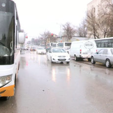 Автобус 84 маршрута провалился в яму прямо на дороге Автобус 84 маршрута провалился в яму прямо на дороге