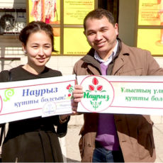 Молодые активисты Шымкента напоминают горожанам о приближении праздника Наурыз