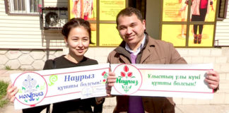 Молодые активисты Шымкента напоминают горожанам о приближении праздника Наурыз