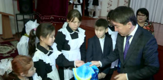 Воспитанники детского дома № 4 получили подарки от главы ГОРОНО