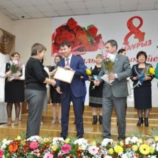 Аким Шымкента поздравил многодетных матерей и женщин-общественниц
