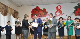 Аким Шымкента поздравил многодетных матерей и женщин-общественниц