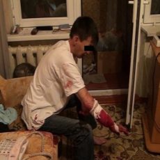 В Шымкенте пожилая женщина чуть не отрубила руку гостю В Шымкенте пожилая женщина чуть не отрубила руку гостю