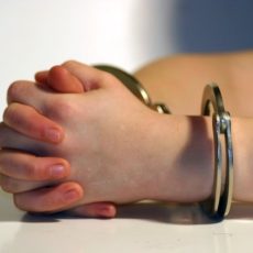 Аферистка, обещавшая помочь с госсубсидиями, задержана в Туркестане Женщина в наручниках