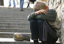 Мажилисмены предложили штрафовать людей, которые подают милостыню