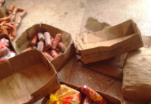 Стало жутко от того, как хранят колбасу «до» полок супермаркетов