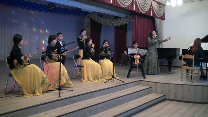 Выступление на сцене Назым Туганбек