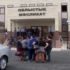 Все льготы для оралманов с 2012 года отменены У областного акимата собралась группа женщин-оралманок, которые больше четырех лет не могут получить жилье и земельные участки