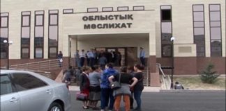 Все льготы для оралманов с 2012 года отменены У областного акимата собралась группа женщин-оралманок, которые больше четырех лет не могут получить жилье и земельные участки