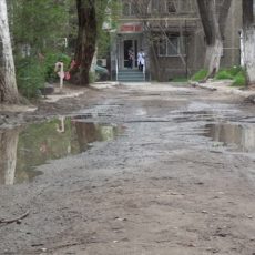 Состоянием шымкентских дворов власть не интересуется, считают жители Состояние шымкентских дворов власть не интересует, считают жители