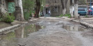 Состоянием шымкентских дворов власть не интересуется, считают жители Состояние шымкентских дворов власть не интересует, считают жители