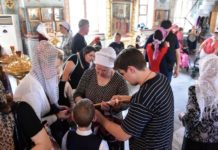 Благодатный огонь из Иерусалима привезли в Шымкент с большим опозданием