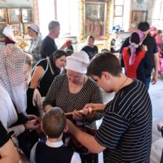 Благодатный огонь из Иерусалима привезли в Шымкент с большим опозданием