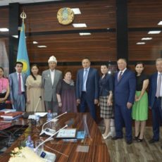 Аким ЮКО встретился с журналистами и общественными деятелями Аким ЮКО встретился с журналистами и общественными деятелями