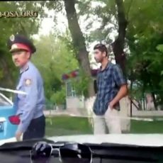 Полицейский в Шымкенте требовал с водителя документы при помощи кулаков Полицейский в Шымкенте требовал с водителя документы при помощи кулаков