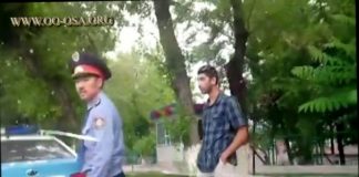 Полицейский в Шымкенте требовал с водителя документы при помощи кулаков Полицейский в Шымкенте требовал с водителя документы при помощи кулаков