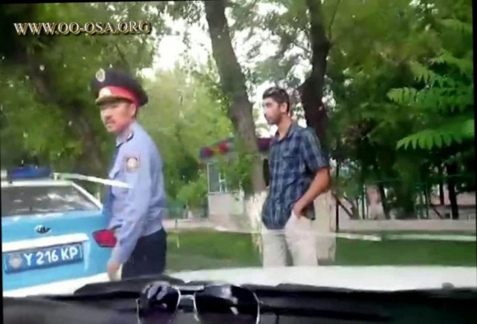Полицейский в Шымкенте требовал с водителя документы при помощи кулаков