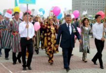 День единства народа Казахстана шымкентцы отметили многонациональным парадом В театрализованном представлении для жителей и гостей Шымкента приняли участие все этнокультурные центры области