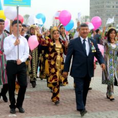 День единства народа Казахстана шымкентцы отметили многонациональным парадом В театрализованном представлении для жителей и гостей Шымкента приняли участие все этнокультурные центры области