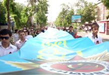 В Шымкенте несут рекордную 70-метровую ленту Памяти (видео) В Шымкенте несут 70-метровую ленту памяти