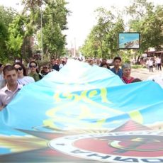 В Шымкенте несут 70-метровую ленту памяти