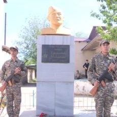 На малой родине героя в Шымкенте установлен памятник Памятник Ережепбаю Молдабаеву