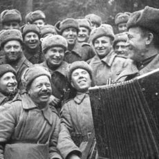 10 любимых песен о войне Солдаты пели песни в перерывах между боями