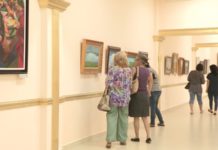 Выставка картин известного художника открылась в Шымкенте Посетители на выставке картин Никаса Сафронова