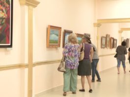 Посетители на выставке картин Никаса Сафронова