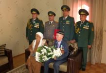 Ветерану из Шымкента вручили государственную награду Руководители департамента по делам обороны ЮКО поздравили семью Тулешовых