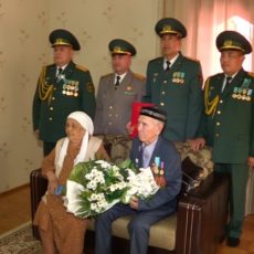 Ветерану из Шымкента вручили государственную награду Руководители департамента по делам обороны ЮКО поздравили семью Тулешовых