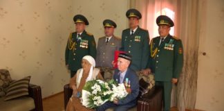Ветерану из Шымкента вручили государственную награду Руководители департамента по делам обороны ЮКО поздравили семью Тулешовых