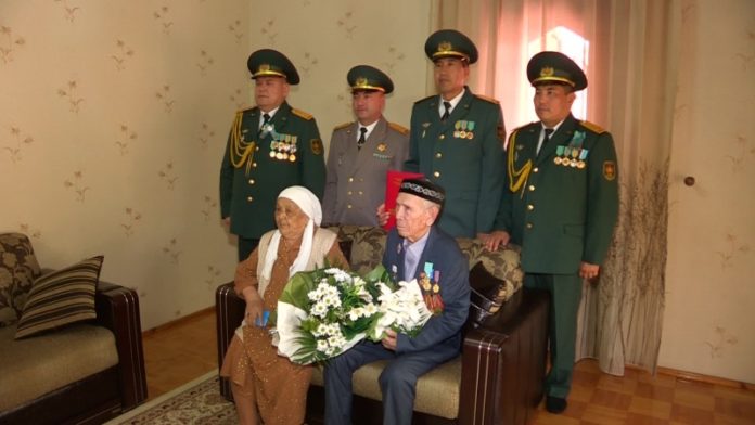 Руководители департамента по делам обороны ЮКО поздравили семью Тулешовых