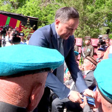 В торжественной обстановке участники войны получили юбилейные награды и ключи от новых квартир.