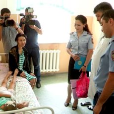 Шымкентские полицейские навестили в больнице пострадавших в ДТП детей