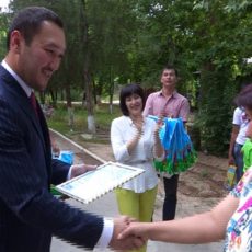 Детям из фонда «Ари» подарили экскурсию в зоопарк Руководство фонда "Ари" вручило всему коллективу "КазТрансГаз Аймак" в лице его руководителя благодарственное письмо