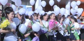 В школах Казахстана не будет бумажных дневников Первые выпускники "Назарбаев Интеллектуальной школы"