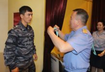 Глава полиции ЮКО наградил полицейских — чемпионов по казакша курес Глава полиции ЮКО наградил чемпионов-полицейских по қазақ күресі