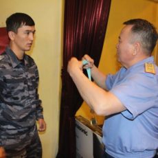 Глава полиции ЮКО наградил полицейских — чемпионов по казакша курес Глава полиции ЮКО наградил чемпионов-полицейских по қазақ күресі