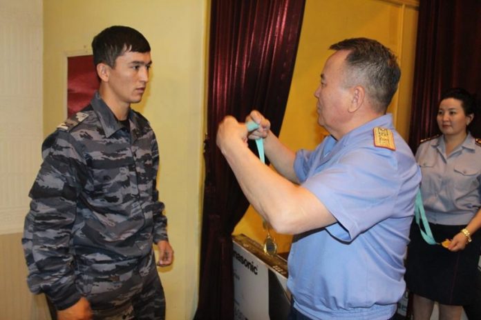 Глава полиции ЮКО наградил чемпионов-полицейских по қазақ күресі