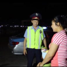 В Шымкенте полицейские вернули матери потерявшегося ребенка