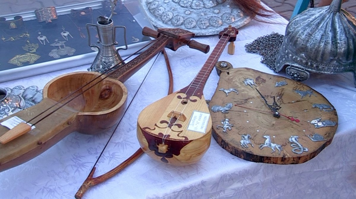 Казахская музыка веселая. Национальный инструмент казахов домбра. Казахский национальный инструмент кобыз. Казахский музыкальный инструмент кобыз. Домбра и кобыз.
