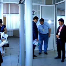 В Шымкенте стартовало ЕНТ-2015 Пронести в аудиторию запрещенные предметы: мобильные устройства и шпаргалки, практически невозможно